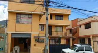 Casa Rentera en venta con Local Comercial en Area Alto Flujo! Sector Ecuatoriana