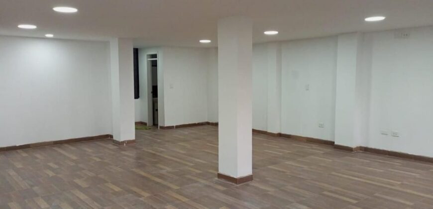 Oficina de Arriendo en lugar comercial sobre la Av Mariscal Sucre , Chillogallo ,Sur de Quito