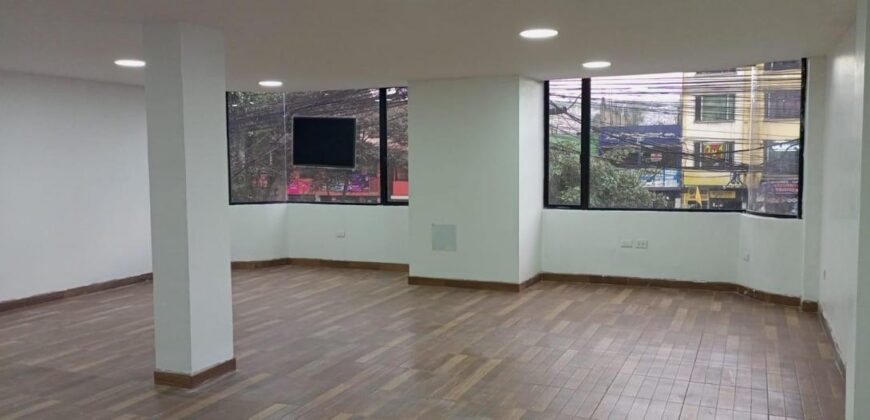 Oficina de Arriendo en lugar comercial sobre la Av Mariscal Sucre , Chillogallo ,Sur de Quito