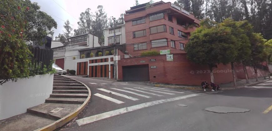 Casa de VENTA AL Norte de la ciudad, 502m2 con excelentes acabados, Sector el Batán, Quito, Ecuador.
