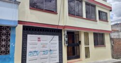 Casa de venta de oportunidad, 348m2 de construcción en 180m2 de terreno, a 100m2 de la Av. Martha Bucaram, Cdla Ibarra Quito, Ecuador