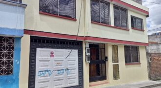 Casa de venta de oportunidad, 348m2 de construcción en 180m2 de terreno, a 100m2 de la Av. Martha Bucaram, Cdla Ibarra Quito, Ecuador