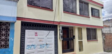 Casa de venta de oportunidad, 348m2 de construcción en 180m2 de terreno, a 100m2 de la Av. Martha Bucaram, Cdla Ibarra Quito, Ecuador