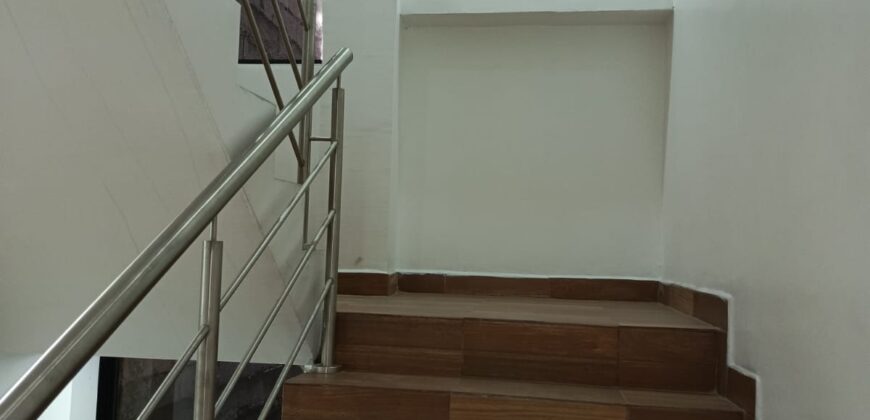 Oficina de Arriendo en lugar comercial sobre la Av Mariscal Sucre , Chillogallo ,Sur de Quito
