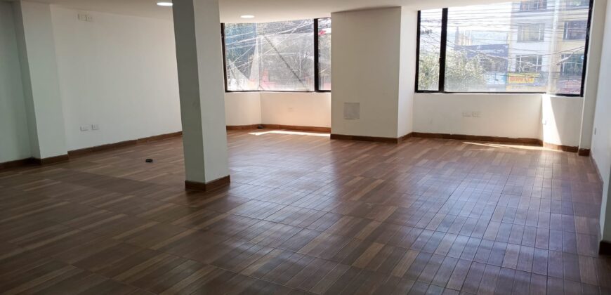 Oficina de Arriendo en lugar comercial sobre la Av Mariscal Sucre , Chillogallo ,Sur de Quito
